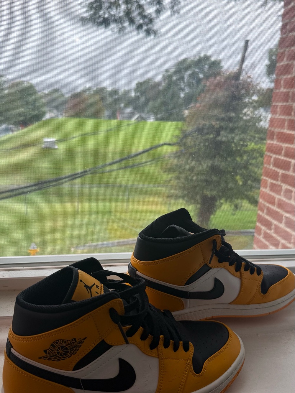 Air Jordan 1 Retro High OG 'Yellow Toe'